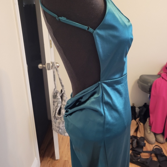 Stunning Formal Gowns.. Size Medium - Picture 9 of 10